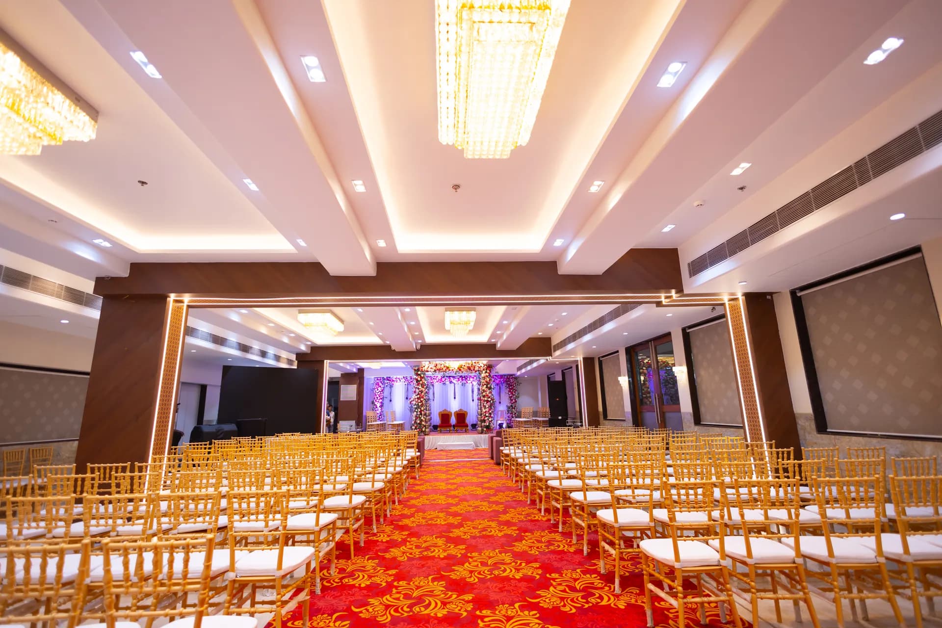 Reception celebration arrangements at 3S Venue
